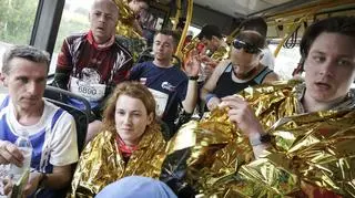 Autobus zabierający, tych, których minał samochód pościgowy