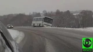 Autobus zawisł nad skarpą