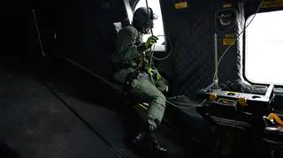 AW101 jak jedeny z oferowanych Polsce śmigłowców ma rampę ładunkową, ułatwiającą szybki za i wyładunek. Tutaj widać zamkniętą za plecami członka załogi