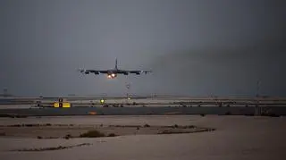 B-52H Stratofortress podchodzi do lądowania na katarskim lotnisku 