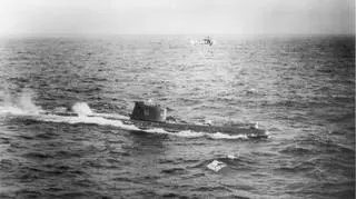 B-59 po wynurzeniu. Tuż nad nim amerykański śmigłowiec