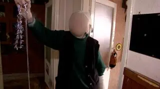 Babcia oskarżonej pokazuje smycz, którą duszony był 