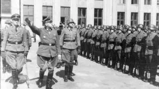 Bach-Zelewski podczas parady Ordnungspolizei na Placu Lenina w Mińsku (1943)