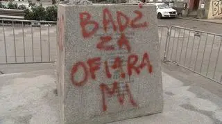 "Bądź za ofiarami". Na cokole pomnika księdza Jankowskiego pojawiły się napisy