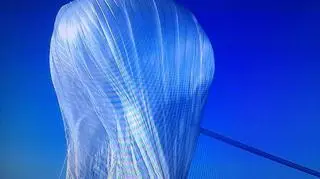 Balon unosi się nad płytę lotniska