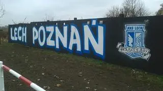 Barierki mają uniemożliwić wjazd samochodom na tereny zielone