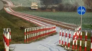 Barierki oddzielają drogę od ścieżki rowerowej. Kosztowały ponad milion złotych 