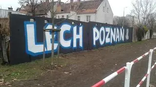 Barierki odgradzają teren, na którym ma się pojawić trawa