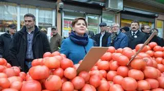 Beata Szydło na targowisku w Turku 