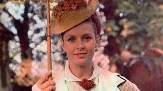 Beata Tyszkiewicz na planie "Lalki" w zgoła innym nakryciu głowy (Wikimedia)