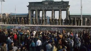 Berlińczycy oglądają ostatnie chwile istnienia muru berlińskiego 11 listopada 1989 roku (w tle Brama Brandenburska)