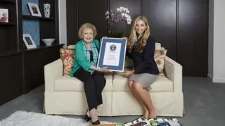 Betty White z certyfikatem swojego rekordu wraz z redaktorką "Księgi Rekordów Guinnessa"