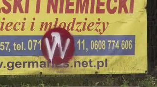 Biała litera "W" na czerwonym tle pojawiła się na kilkuset reklamach
