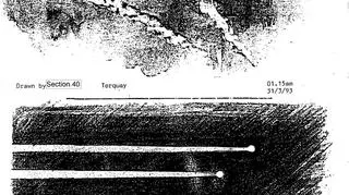 Białe smugi na czarnym niebie. (http://ufos.nationalarchives.gov.uk)