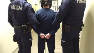 Białystok. Atak nożownika przed komendą policji, dwie kobiety ranne, napastnik zatrzymany