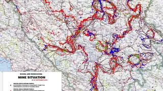 BiH: Czerwone obszary - zlokalizowane pola minowe; niebieskie obszary - pola, na których miny rozbrojono (stan z 2007 r.)