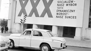 Bilbord sławiący sukcesu ówczesnego ustroju