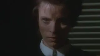 Billie Whitelaw jako opiekunka Damiena Mrs Baylock, która poświęca dla niego życie