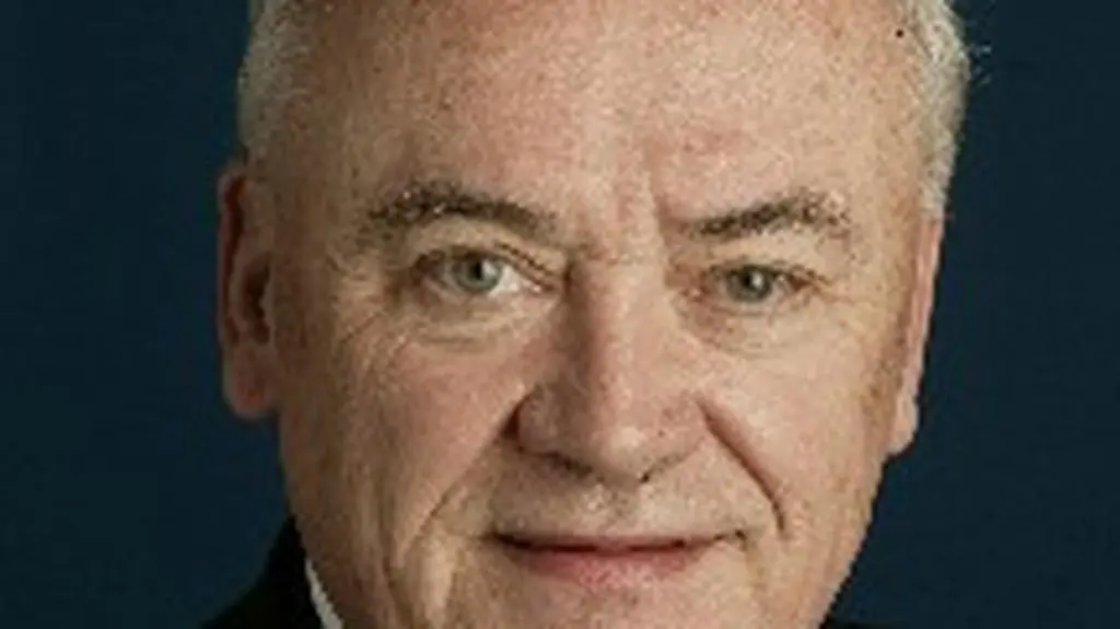 Biskup John Magee (catholiccommunications.ie)