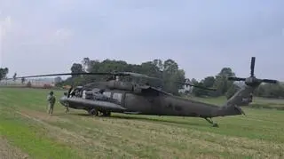 Blackhawk na polu w miejscowości Gruta