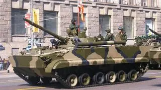 BMP-3. Rosyjskie wojsko nie ceni ich ze względu na wyjątkową awaryjność wczesnych egzemplarzy i mało przemyślaną konstrukcję. Chodzi zwłaszcza o ciasnotę wnętrza