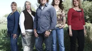 Bohater podobnego programu - "Sister Wives" opowiadającego o Kodym Brownie i jego czterech żonach - musiał w 2011 roku uciec z Utah do Las Vegas, po tym, jak lokalny prokurator wszczął dochodzenie w sprawie jego wielożeństwa
