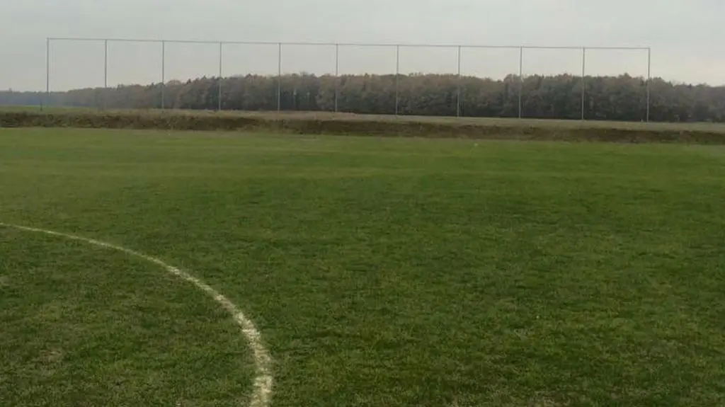 Boisko okradzione z bramek i płotu