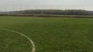 Boisko okradzione z bramek i płotu