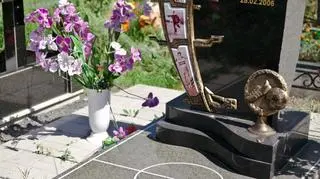 Boisko piłkarskie na płycie grobu