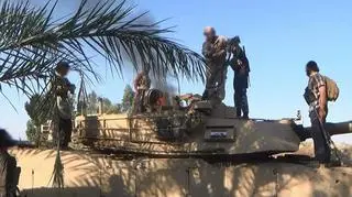 Bojówkarze Państwa Islamskiego zabierają ze zdobytych M1 Abrams co tylko im się przyda i zostawiają je