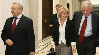Bolesław Piecha, Jolanta Szczypińska i Zbigniew Religa w drodze na konferencje prasową w Sejmie (PAP/Radek Pietruszka)