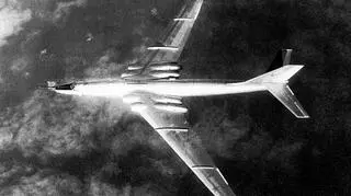 Bombowiec M-4 uwieczniony przez załogę samolotu US Navy