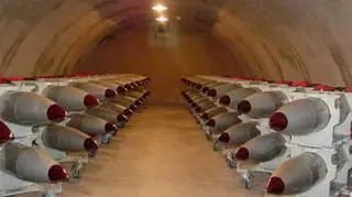 Bomby B-61 spoczywające w podziemnym bunkrze