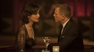 Bond nie tylko walczy z wrogiem, ale ulega czarowi kolejnej piękności - Bérénice Marlohe