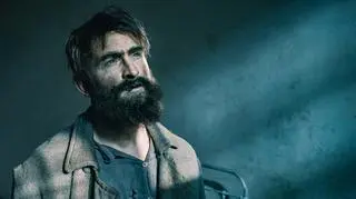 Borys Szyc jako Józef Piłsudski w scenie w więzieniu