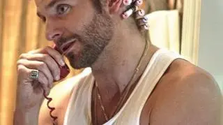 Bradley Cooper gra agenta FBI, który mieszka z... matką, a wieczorami nawija włosy na wałki 