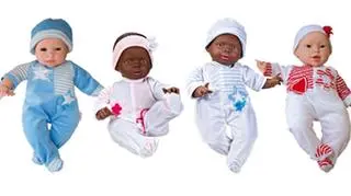 Breast Milk Baby to szóstka chłopców i dziewczynek, o trzech odcieniach skóry i różnych rysach twarzy
