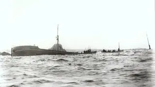 "Brinkburn", rozbity w 1898 roku o skałę Maiden Bower na wyspach Scilly. Przewoził bele bawełny z USA do Francji.