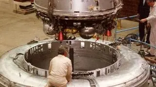 Briz-M, bardzo podobny do Briz-KM, który najwyraźniej jest celem dla małego satelity. To trzeci stopień wielu rosyjskich rakiet, którego zadaniem jest umieścić ładunek na odpowiedniej orbicie