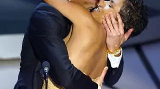 Brody z wprawą wpił się w usta pięknej Berry/East News