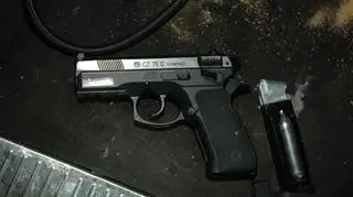 Broń znaleziona przy 52-latkach