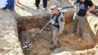 Broni poszukiwano za pomocą wykrywacza metalu