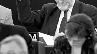 Bronisław Geremk podcza głosowania w Parlamencie Europejskim - PAP