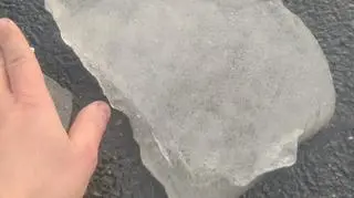 Bryła lodu, która spadła na auto