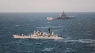 Brytyjczycy przyglądają się Rosjanom z bliska (Fot. Royal Navy)