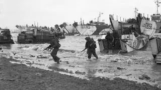 Brytyjscy żołnierze na plaży "Gold" (6.06.1944 r.)