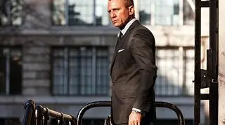 Brytyjskiego agenta ubrał Amerykanin - Tom Ford, ale garnitury są w stylu brytyjskich dżentelmenów z Saville Row