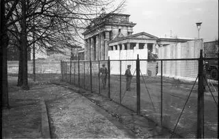 Budowa muru granicznego przy Bramie Brandenburskiej       