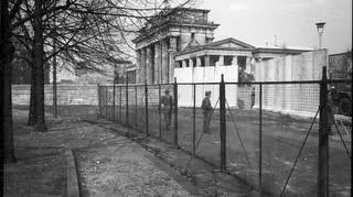 Budowa muru granicznego przy Bramie Brandenburskiej       