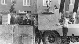 Budowa muru - ustawianie betonowych bloków 1961 r.